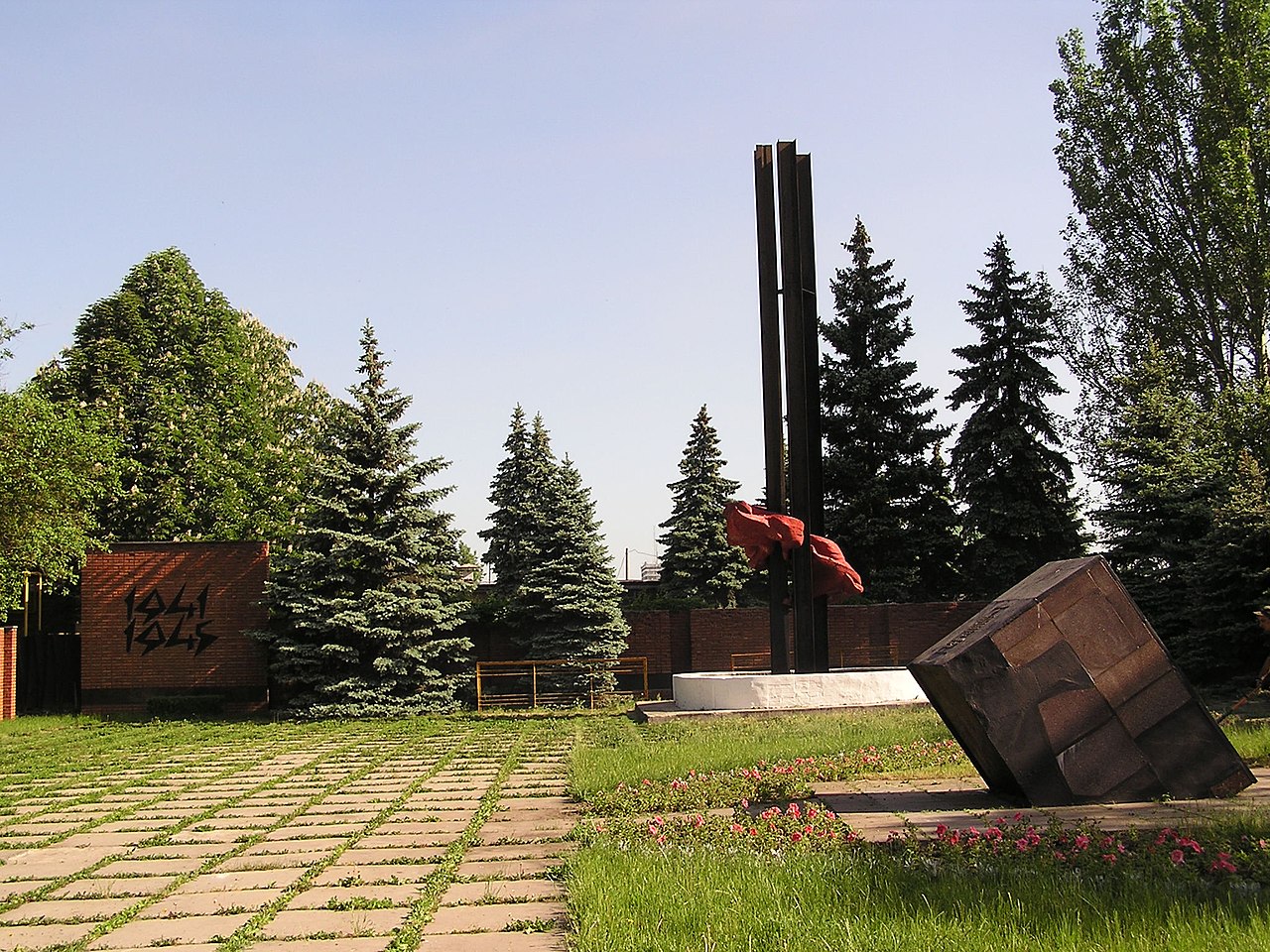 Donetsk_4-4_bis_memorial.jpg