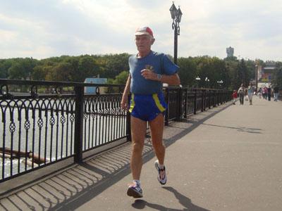 73-летний Валерий Золотой бежит легко, как молодой. zolotoi_donetsk[1].jpg