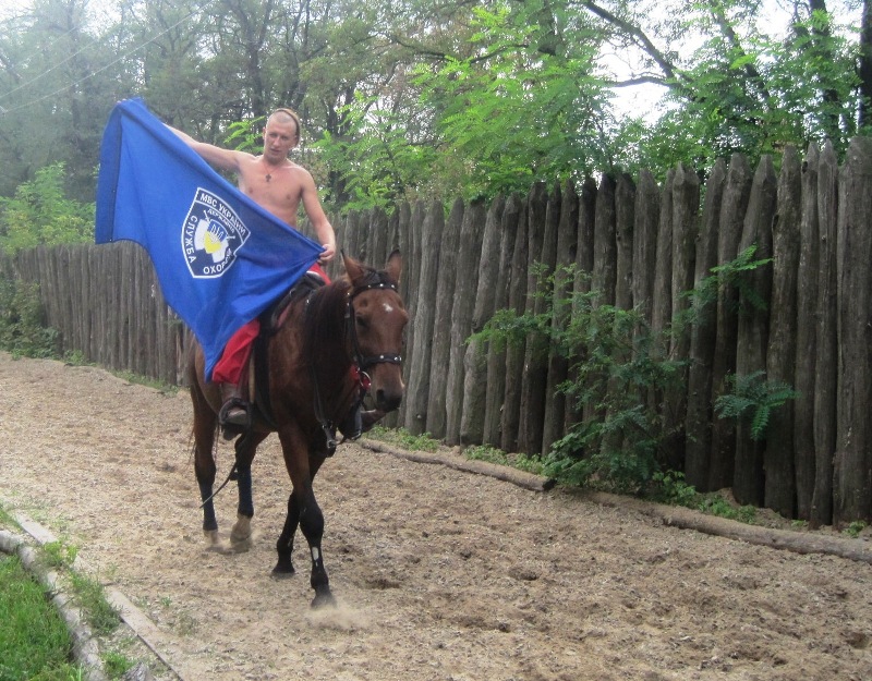 Флаг нашей экспедиции путешествует в историю вместе с козаком конного  театра.JPG