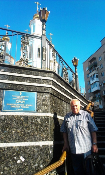 У входа в храм Козельщанской иконы Божией Матери в Донецке.jpg