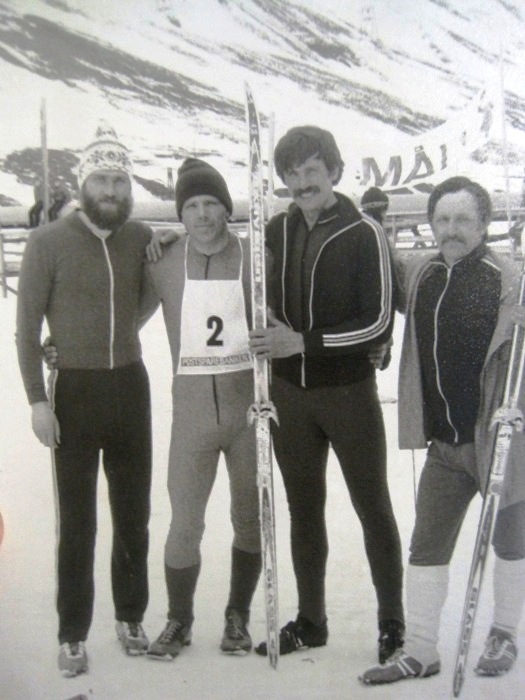 6. Владимир Лещенко (2-й справа) во время международных соревнований на Шпицбергене.JPG