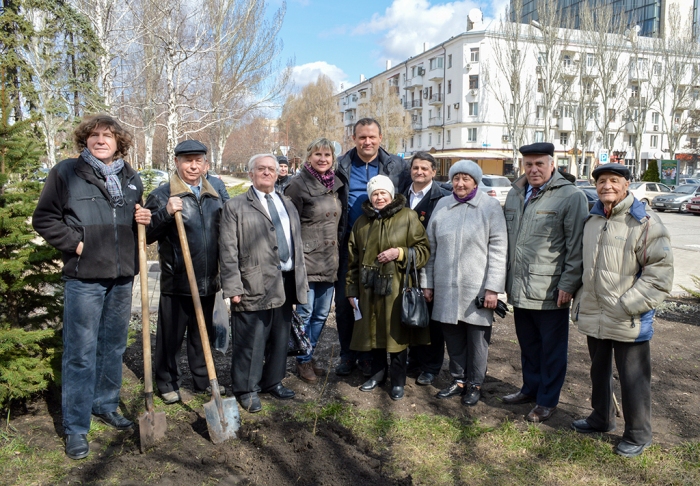 7. На память о высадке дубков в память А.С.Пушкину в г. Донецке 25 марта 2017 года.JPG