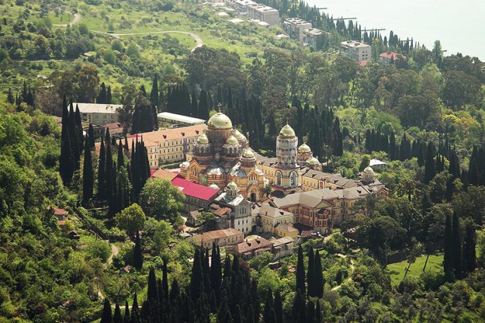 Вид с Анакопийской горы на Новоафонский Симоно-Кананитский мужской монастырь.jpg