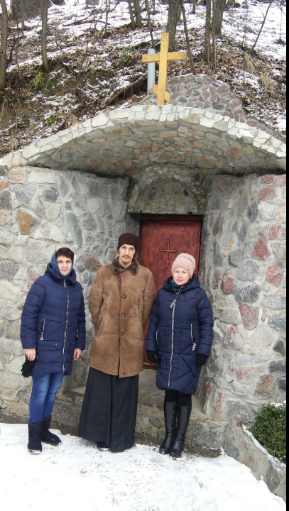 Виктория, отец Агапит и Наталья у входа в пещеры.png