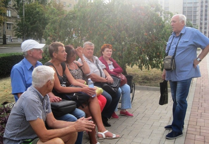 В.Слюсаренко (справа) рассказывает  о поездке по Черному морю и Днепру.JPG