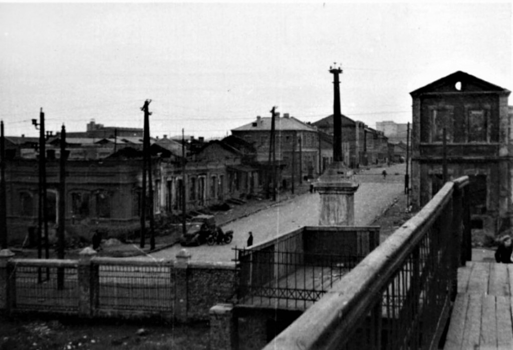 1941-1942 г.г. Вид с пешеходного моста через металлургический завод на сгоревший квартал между ул. Артема и Кобозева.jpg