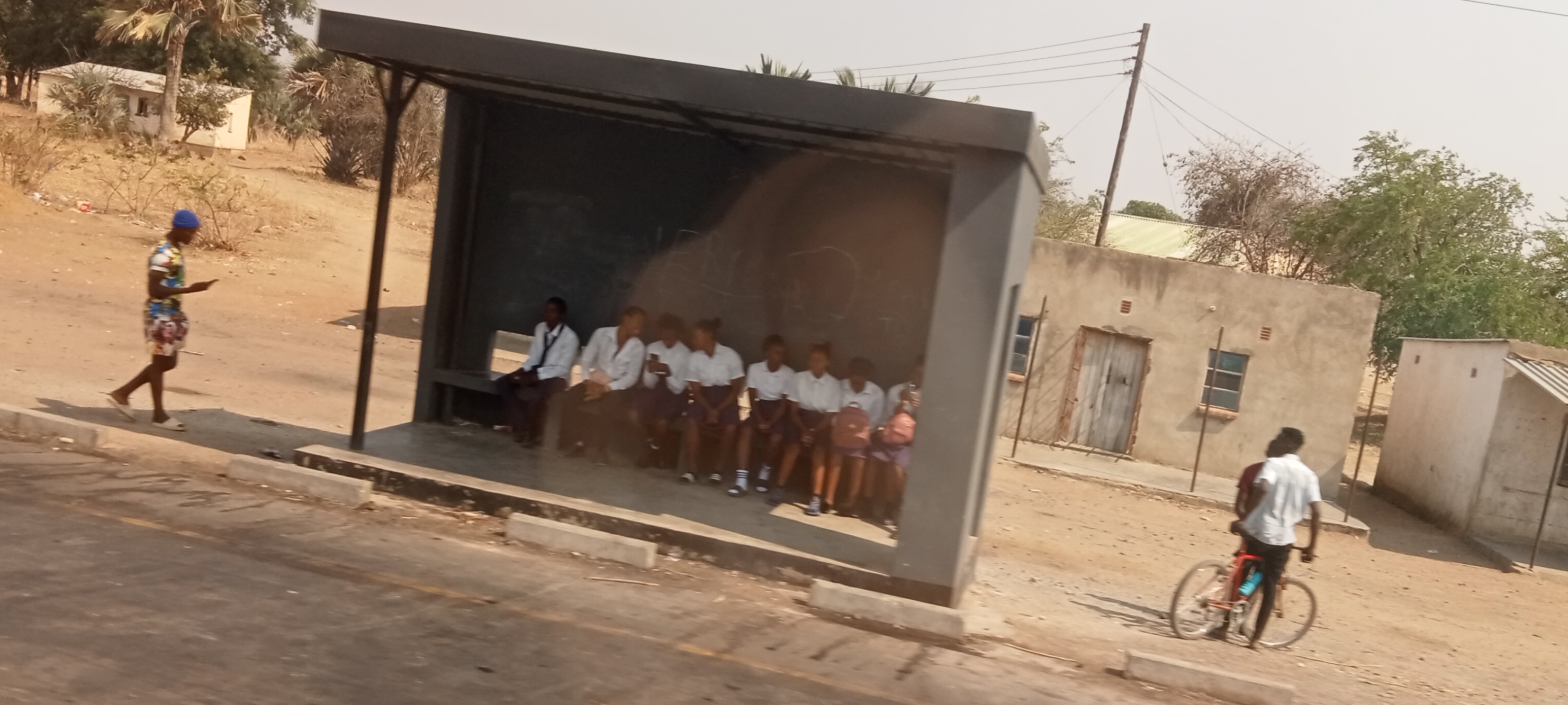 Школьники ожидают автобус - IMG_20221025_183753.jpg