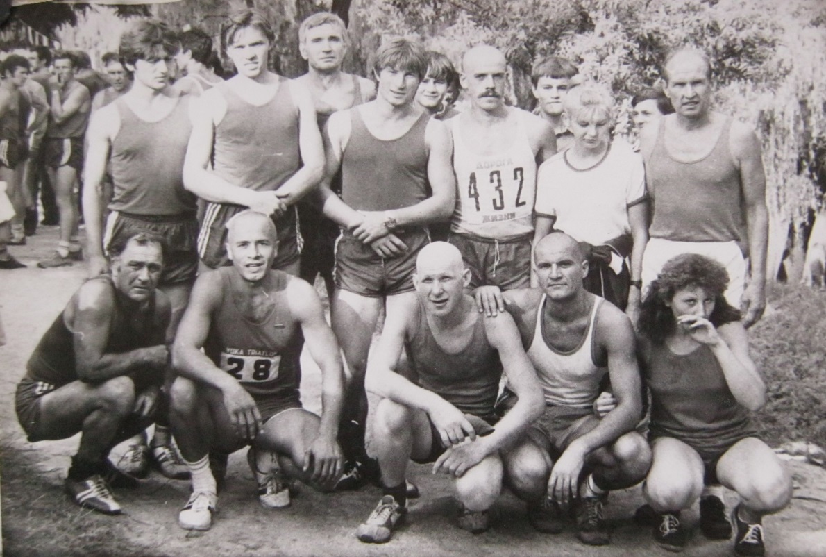 Одуванчик - сидит по центру , Шаламанов Геннадий, будущий знаменитый тренер - стоит крайний справа  - К1_1985г, Коля, Шаламанов.jpg