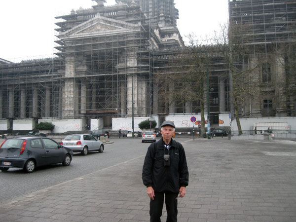 Брюссель 4 , на фоне реставрирующегося храма. - 33b_IMG_7372.jpg