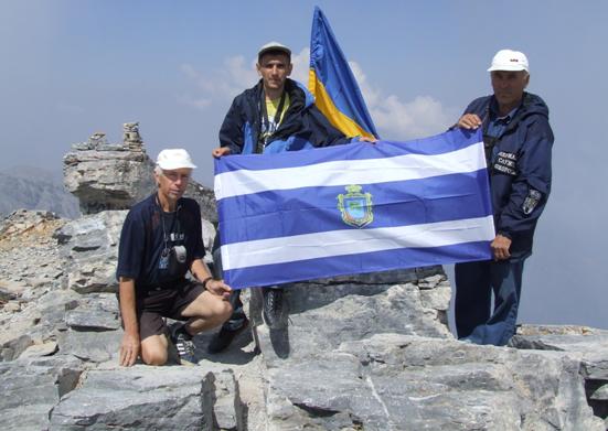 29 07 2007, Mitikas, flagi na Olimpe - 2.JPG