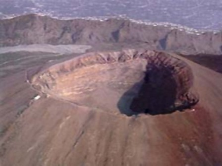Это удивительный природный феномен, наиболее опасный вулкан в мире. Путешествие к нему утомительно. Однако, впечатления, стоят того. Идти лучше с экскурсией, чтобы избежать неоправданного риска - Везувий все же единственный действующий вулкан Европы. - Везувий - высота 1277м., диаметр кратера 750м .jpg