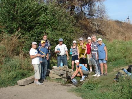 К источнику серебряной воды в Монахово август 2010 . - туристы у серебряного родника в Монахово.JPG
