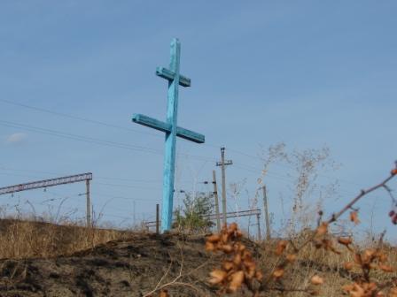 К источнику серебряной воды в Монахово август 2010 . - крест над родником в Монахово.JPG