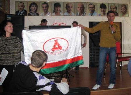 Фото В.Слюсаренко - Лаптинов Александр вручает коллективу флаг побывавший на 4-х вершинах.jpg