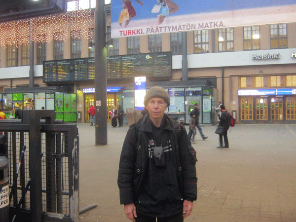 Хельсинки 5 _В здании ж-д вокзала. На заднем плане в красной куртке - Ю. Михайленко - 208_IMG_3063b.gif