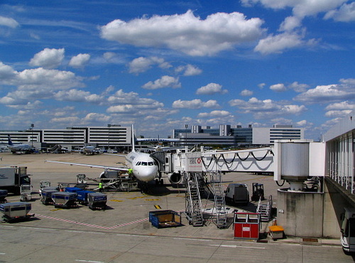 По Южной Америке автостопом, автобусом, самолетом, теплоходом по Амазонке - лето 2012 г. - Charles de Gaulle Airport в Париже.jpg