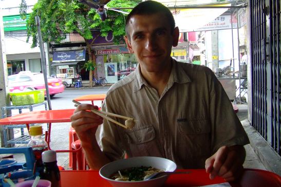 В Бангкоке очень дешёвая еда. Большая тарелка вкусного супа с макаронами, мясом, зеленью, молодыми проростками и ещё непонятно с чем = 1 . - DSCF4694.jpg