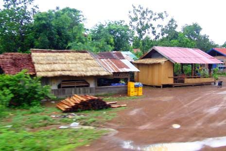 Живут в Камбодже весьма бедно и неторопливо. Много домов на сваях с соломенными крышами. - DSCF8146.jpg
