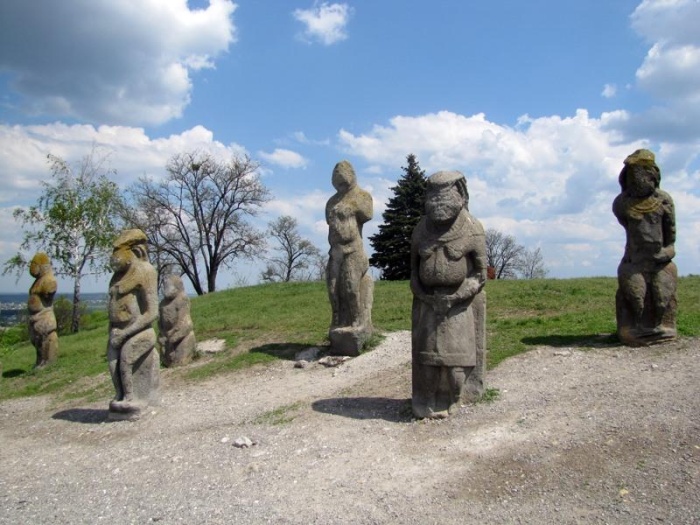 С 2011 - открываем сезоны путешествий в Изюме - Кременец. Половецкие каменные бабы.jpg