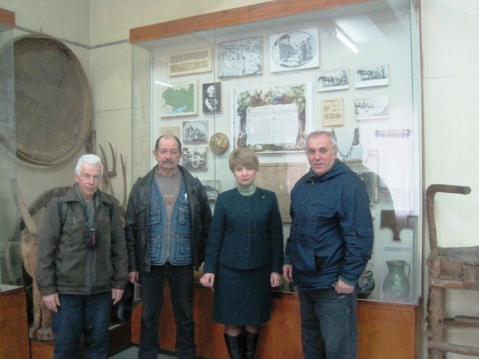 4. Паломничество на Край Света. - 2013.02.16 - второй слева Оробинский Александр Васильевич в музее Мариуполя.JPG