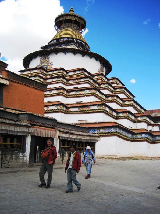 В Gyantze мы посетили действующий монастырь PELHOR ChHODE школа Gelunga . Здесь находится самая большая ступа Тибета KUMBUM. - 2009.09.29 наша экспедиция у самой большой ступы Тибета KUMBUM.jpg