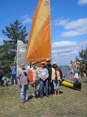 На регате 2008 - 2. Красно-Оскольское вдхр. 25.05.2008 семейный экипаж катамарана ОХРАНАТУР - капитан Петровский В.Р..JPG