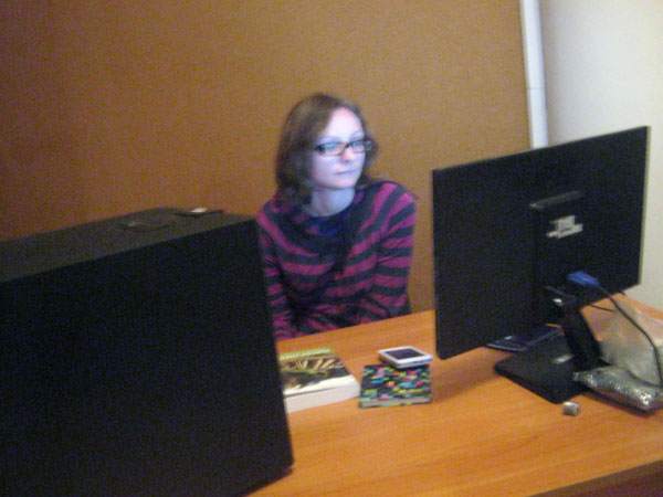 За компьютером Наталья Еремина, которая ассистирует своему супругу-докладчику - IMG_8554b.jpg