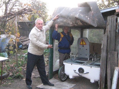 фото В.Коваленко - 20081026_Открываем гараж и видим Л.Микулу с ковчегом_2416.JPG