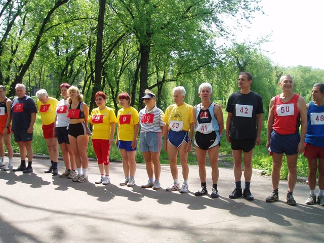 Участники: - с красными номерами бегут 7 км; - с белыми номерами бегут 21,1 км. - 2009.05.17_008_160 Перед началом.jpg