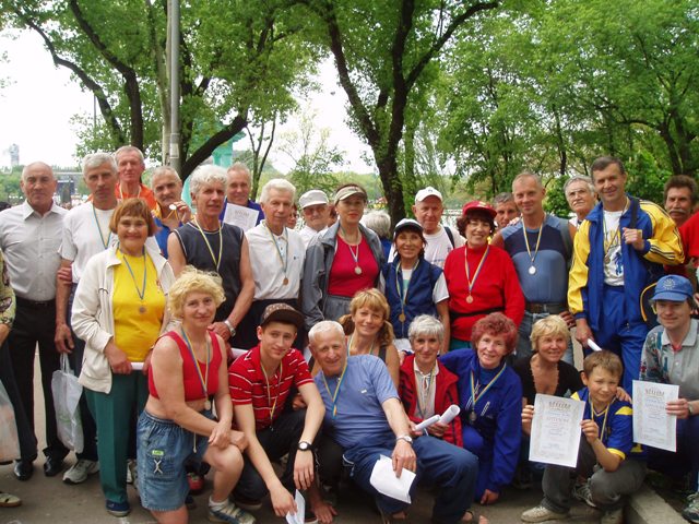Внизу, 3-й слева - идейный руководитель и спонсор пробега Жилков Андрей. - 2009.05.17_062_105 На память после окончания.jpg