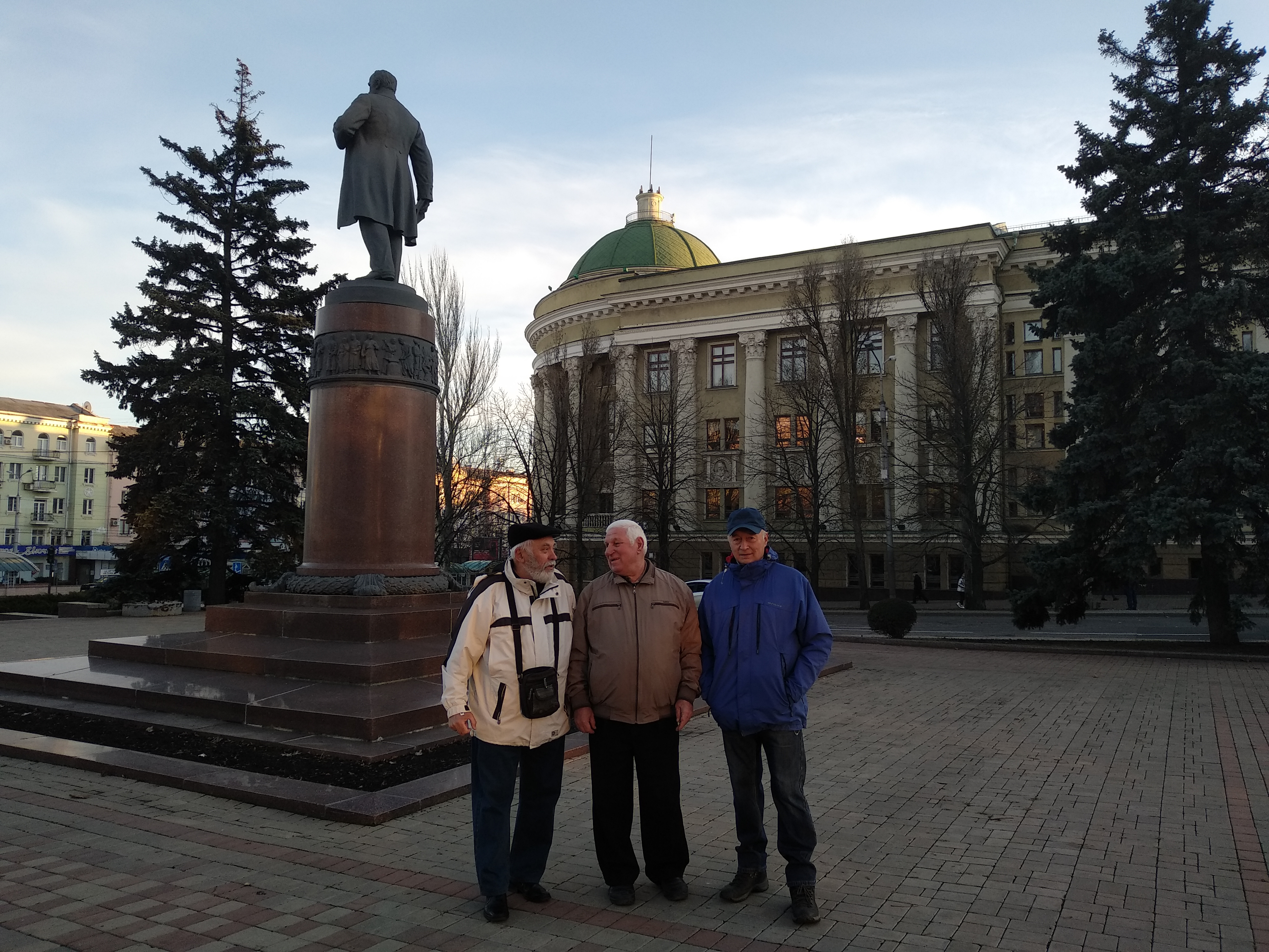 Ветераны - основатели Донецкого клуба путешественников поздравляют сотрудников библиотеки им. Крупской с 95-летием  - IMG_20211111_151552.jpg